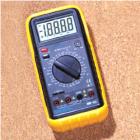 32檔量程;自動關機,顯 示 器：30 X 60mm LCD，最大顯示值19999,直流電壓;交流電壓;直流電流;交流電流;電阻;電容,頻率測試帶蜂鳴器通斷測試;二極管測試;晶體管hFE測試. 
