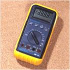 自動(dòng)量程3 3/4位LCD顯示的數(shù)字多用表，最大顯示值3296;數(shù)字和模擬條圖雙顯示,顯 示 器：30 X 60mm LCD，最大顯示值19999,直流電壓;交流電壓;直流電流;交流電流;電阻;電容,帶蜂鳴器通斷測(cè)試;二極管測(cè)試;晶體管hFE測(cè)試. 
