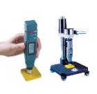 橡膠A型硬度計能快速準(zhǔn)確地進(jìn)行塑料、軟橡膠、合成橡膠、打印膠輥的測量。在化工及橡膠業(yè)有著廣泛的應(yīng)用。主要特點：
造型美觀，攜帶方便，能與計算機(jī)通訊。測量范圍：0～100HA；
測量誤差：在20～90HA內(nèi)，HA≤±1度
