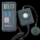 DE-3350 數(shù)字照度計(jì).3 1/2 數(shù)字LCD顯示,最大值1999,光度計(jì)范圍:400~700.光譜響應(yīng)中心波長:550,測量圍:200/2000/20000LUX 20/200/2000 FC.量程:0.1~19990 LUX 0.01~1999 FC