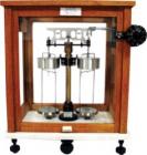 6SP-200半自動分析天平,產品適用于工礦企業(yè)，科學研究機構化驗室、實驗室作精密衡量分析測定。稱重:200g.分度值:1mg,騎馬標尺范圍:10mg-990mg.稱盤尺寸:Φ75mm

 