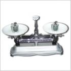 JP-A-20架盤天平,本架盤天平專供藥房使用，亦適用于化學(xué)和礦產(chǎn)工業(yè)及實(shí)驗(yàn)室一般稱量之用。最大稱量:2000g.分度值:2g.箱/臺(tái):ф3mm.包裝尺寸:640*390*270mm.毛重:20