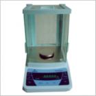 JA-2003 電子精密天平,新一代電磁式稱量傳感器，使產(chǎn)品的精度有了可靠保障。具有全自動故障檢測，自動校準(zhǔn)，超載保護(hù)等多種應(yīng)用程序。電源變壓器外置，減少溫度對天平稱量的影響.內(nèi)置RS232C接口，可直接連接計算機(jī)，打印機(jī)等。稱量范圍:0-200g.可讀性:1mg.稱盤尺寸:ф80mm
