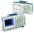 數(shù)字存儲示波器 TDS2002B 顯示： 彩色LCD ，帶寬：60 MHz；通道數(shù)量：2  ；每通道取樣速度：1.0Gs/s；記錄長度：2.5 K 點(diǎn)。通過前面板USB 端口支持可移動數(shù)據(jù)存儲設(shè)備