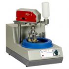 MP-1型單盤(pán)雙速金相試樣磨拋機(jī)（帶自動(dòng)磨頭） 是集預(yù)磨、拋光、研磨于一機(jī)只須更換磨拋盤(pán)等就能進(jìn)行預(yù)磨、拋光或研磨工作，磨盤(pán)直徑：250mm.砂紙直徑:230mm.拋盤(pán)直徑：220mm.研磨盤(pán)直徑：220mm.轉(zhuǎn)速：500/1000r/min.電動(dòng)機(jī)：YSD802-4/8 380V 50Hz

 

