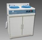  P-2G金相試樣拋光機是在P-2T金相試樣拋光機的基礎(chǔ)上作進一步的設(shè)計改進，由原立式結(jié)構(gòu)設(shè)計成柜式結(jié)構(gòu). 拋盤直徑：200mm.轉(zhuǎn)速：1400r/min或900r/min(定制).電壓：380V,50Hz或220V,50Hz(定制),外形尺寸：900x560x1010mm

