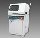 LSQ-100立式試樣切割機(jī)用于切割各種金屬、非金屬材料的樣,以便觀察材料金相、巖相組織。主軸轉(zhuǎn)速：2800轉(zhuǎn)/分鐘．砂輪片規(guī)格：350×2×32mm．最大切割直徑：100mm 
