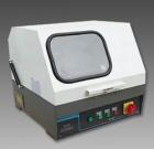 SQ-80 手動(dòng)試樣切割機(jī)用于切割各種金屬、非金屬材料的試樣，以便觀察材料金相、巖相組織。主軸轉(zhuǎn)速：2800轉(zhuǎn)/分鐘．砂輪片規(guī)格：250×2×32mm．最大切割直徑：80mm 
