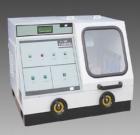 Q-100B型 全自動(dòng)試樣切割機(jī)具有超大切割室，可移動(dòng)式“T”型工作臺(tái)，液晶顯示各種切割數(shù)據(jù)；允許切割最大試樣直徑ф100mm,最大切割容積ф100mm×200mm；手動(dòng)切割/自動(dòng)切割任意切換；