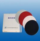 拋光織物  各種金相試樣及儀器、儀表等零件的精密拋光。精拋后光潔度可達(dá)△8-△12。材質(zhì)：絲絨、平絨、呢料、帆布、植絨、呢絨、絲綢、羊毛氈.規(guī)格及包裝：φ230-300mm（無(wú)壓敏膠）、φ200mm（背帶壓敏膠）