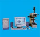 HVT-1000型圖像處理顯微維氏硬度計(jì) 是一種機(jī)、光、電、算一體化的高新技術(shù)產(chǎn)品，特別適合金屬薄小試件、脆性材料的顯微硬度檢測(cè)?！y(cè)量范圍：5-2000HV，　測(cè)量系統(tǒng)放大倍數(shù)：500倍，125倍 測(cè)量精度：+(-)0.2微米


　　
  