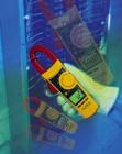 Fluke 337 鉗型表 真有效值鉗型儀表,為一系列頂極產(chǎn)品。具有巨大的鉗口。此儀表用來(lái)測(cè)量交流/直流電流、電壓和歐姆、電機(jī)啟動(dòng)電流（沖擊）和頻率。具有顯示保留功能、最小/最大性能以及大型的背景燈顯示器