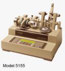 Taber 5135 & 5155 研磨儀是一種行業(yè)標(biāo)準(zhǔn)，用于陶瓷、塑料、紡織、金屬、皮革、橡膠和著色、著漆、電鍍表面等的磨損和耐用性測(cè)試。采用Taber 研磨儀進(jìn)行加速磨損測(cè)試,平臺(tái)旋轉(zhuǎn)速度60或72 圈每分鐘