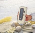 使用白度指數(shù)(CIE或亨特爾)指示食品和原材料的白度。測量口徑為8mm。測量、數(shù)據(jù)處理、顯示的三個部位一體化設計。小型輕便的手提式設計?？梢詼y量粉體或粘稠狀物體。

