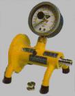 Elcometer1970 PFCV--便攜式工地校準(zhǔn)檢定裝置是用來(lái)確認(rèn)所使用的附著力測(cè)量?jī)x校準(zhǔn)的一種理想工具，可用于Elcometer PATTM、Elcometer 106、Elcometer 108等型號(hào)的附著力測(cè)量?jī)x。將合適的拉棒與校準(zhǔn)證裝置相連，拉動(dòng)附著力測(cè)量?jī)x，比較測(cè)量?jī)x與校準(zhǔn)證裝置上的讀數(shù)。


