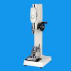 目 的：
ABQ拉力鈕扣測試儀，可配置NK、HF推拉力計和專用夾具，專用于測量鈕扣的扣合力或脫離衣物破壞力。檢測鈕扣、按鈕等固定強度是很重要的一項標準，尤其是在嬰兒和兒童服裝設計及制造中最為重要。在鈕扣固定裝飾件上使用一定力的測量需要通過力度儀器來記錄。
