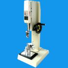 目 的：
ABQ拉力鈕扣測試儀，可配置NK、HF推拉力計和專用夾具，專用于測量鈕扣的扣合力或脫離衣物破壞力。檢測鈕扣、按鈕等固定強度是很重要的一項標準，尤其是在嬰兒和兒童服裝設計及制造中最為重要。在鈕扣固定裝飾件上使用一定力的測量需要通過力度儀器來記錄。
