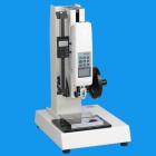 說明： 
ASC型手動立式側(cè)搖測試臺專為HF系列和NK系列推拉力計配備，可組合成不同用途的試驗機臺，適用各種插拔力、按壓力、破壞試驗等測試。在顯示力值的同時，還可以加裝數(shù)顯標尺，顯示其位移量，對不同工件進行相同位移量下的對比測試。
