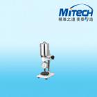 詳細信息
LD-J型邵A.邵B硬度計測試支架特 點：   
LD測試架是我公司研制的新一代邵氏硬度測試支架，其測試原理更科學，結(jié)構(gòu)更緊湊、合理，使測試的穩(wěn)定性和準確度進一步得到提高。并且使用高硬度的金屬平臺代替了傳統(tǒng)的玻璃平臺，有效避免了玻璃平臺易碎的缺點 。
