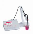 獨(dú)特的應(yīng)用特點(diǎn)：
1.友好的操作界面
方便讀取的背光液晶顯示屏，豐富的測(cè)定信息顯示、以及形象的電極狀態(tài)提示圖案，都讓pH計(jì)的操作和設(shè)置變得更為簡單，使您的測(cè)量更加得心應(yīng)手。
