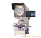 特點

±    采用投影筒升降調(diào)焦，荷重可達50千克，適宜重型工件。可選Z系列正像型，影像與工件同向，正立直觀。
±    光學系統(tǒng)質(zhì)量優(yōu)良，物鏡成像清晰，放大倍率準確，在透射光照明下，輪廓測量誤差小于0.08%。
±    投影屏旋轉(zhuǎn)機構(gòu)裝有角位移光電傳感器，顯示分辨率達1′或0.01°可作任意角度的快速測量，誤差在5′之內(nèi)。
±    數(shù)字顯示系統(tǒng)具有多種顯示功能，可進行公/英制轉(zhuǎn)換；相對/絕對坐標轉(zhuǎn)換；角度的60進制與100進制轉(zhuǎn)換以及坐標值的二等分。

