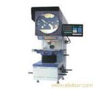 用途特點

±    采用工作臺升降調(diào)焦，使操作比較方便?？蛇xZ系列正像型，影像與工件同向，正立直觀。
±    光學(xué)系統(tǒng)質(zhì)量優(yōu)良，物鏡成像清晰，放大倍率準(zhǔn)確，在透射光照明下，輪廓測量誤差小于0.08%。
±    投影屏旋轉(zhuǎn)機構(gòu)裝有角位移光電傳感器，顯示分辨率達1′或0.01°可作任意角度的快速測量，誤差在5′之內(nèi)。
±    數(shù)字顯示系統(tǒng)具有多種顯示功能，可進行公/英制轉(zhuǎn)換；相對/絕對坐標(biāo)轉(zhuǎn)換；角度的60進制與100進制轉(zhuǎn)換以及坐標(biāo)值的二等分。

