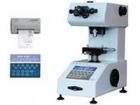儀器免除了查表的麻煩，將測微目鏡測得的對角線長度輸入程序，即直接在LCD顯示屏顯示硬度值，并由內(nèi)置打印機(jī)打印測量數(shù)據(jù)：最大值，最小值，分散度，平均值和均方差等。 


