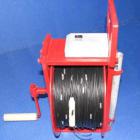 便攜式水位計(jì)是根據(jù)水利、礦山系統(tǒng)的實(shí)際需要研制開(kāi)發(fā)的一種自動(dòng)排線(xiàn)水位測(cè)量裝置。該儀器提高了測(cè)量精度，具有更高的靈活性和方便性。儀器適用于地質(zhì)、礦山、水文等部門(mén)的水文觀測(cè)孔、地質(zhì)鉆孔、水井、水庫(kù)大壩及江河等地下水的直接測(cè)量，也可作為大量程電子尺用于土地丈量、觀測(cè)線(xiàn)布置等進(jìn)行距離測(cè)量的場(chǎng)合。