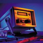 產(chǎn)品描述 

OBO PCS是一種峰值電流傳感器，它可以將脈沖電流值記錄并永久地儲存在磁卡上。


OBO PCS-CS鑒定裝置是一種專用磁卡閱讀器，它可以用來讀取儲存在PCS卡上記錄的電流值。


OBO PCS卡固定于引下線上，這樣可以檢測出該等電位連接線上通過的最大脈沖電流數(shù)值，并可隨時檢查防雷器是否有起到相應(yīng)的作用。


PCS上的磁條以一種特殊的方式進(jìn)行編碼，由于每根帶電導(dǎo)體均可產(chǎn)生磁場，該磁場的強(qiáng)度與導(dǎo)線電流值的大小具有函數(shù)關(guān)系，因而該磁場可以控制電磁條的編碼。使用磁卡閱讀器可以識別PCS卡上的電磁編碼，從而反映出脈沖電流的大小。